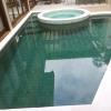 Piscina revestida com pedra vulcânica  hijau 