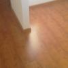 Piso laminado com rodape.