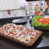 Salada de tomate e alface e cebola assada com mini tomates
