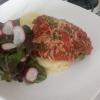 Parmegiana,  purê de batata e salada de alface roxa com rabanete