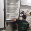 Quando a geladeira não passa e precisa remover as portas.